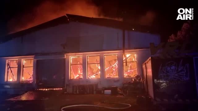 Хале на складова база край Бургас се запали тази вечер.Сигналът