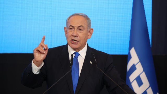 Бившият израелски премиер Бенямин Нетаняху е напът да си върне