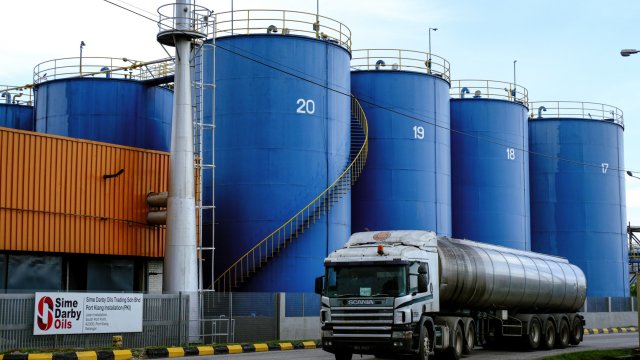 Цената на петрола се повиши в началото на седмицата след