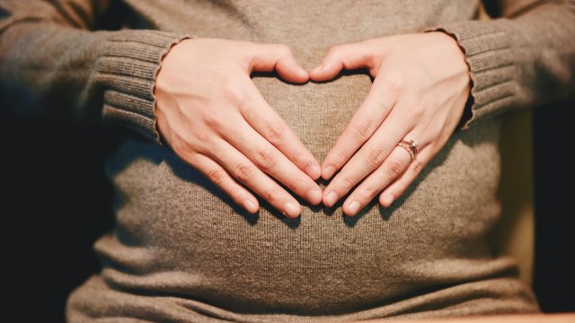 Ваксинирането срещу Ковид 19 е безопасно за бременните жени и не