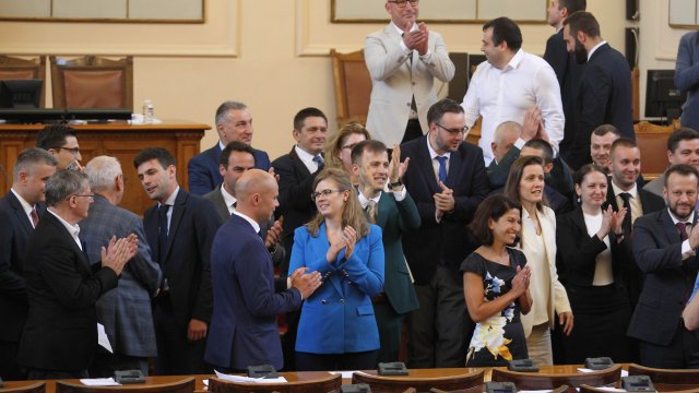 Бурен и кратък беше животът на 47 ото Народно събрание