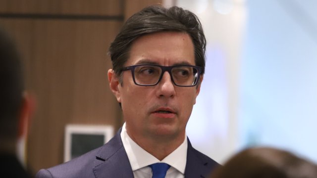 Президентът на РС Македония Стево Пендаровски избяга от българските медии