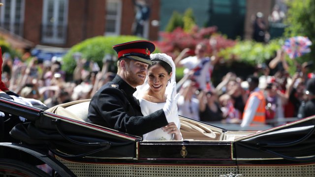 Шивачът зад широко обсъжданите промени направени в роклите на шаферките