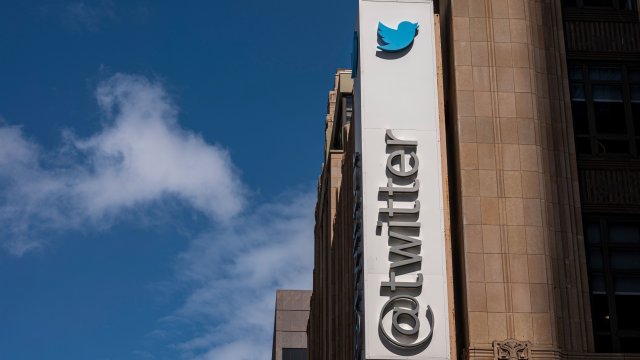 Twitter възнамерява да принуди Илън Мъск да плати договорените 44