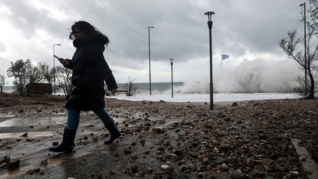 Силна буря в Гърция доведе до спиране на движението на
