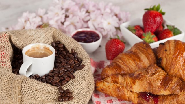 Редовната консумация на традиционната френска закуска - кроасан с кафе,