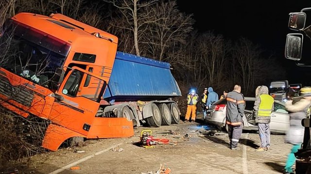 Водач на "Опел" загина след катастрофа на пътя Благоевград -