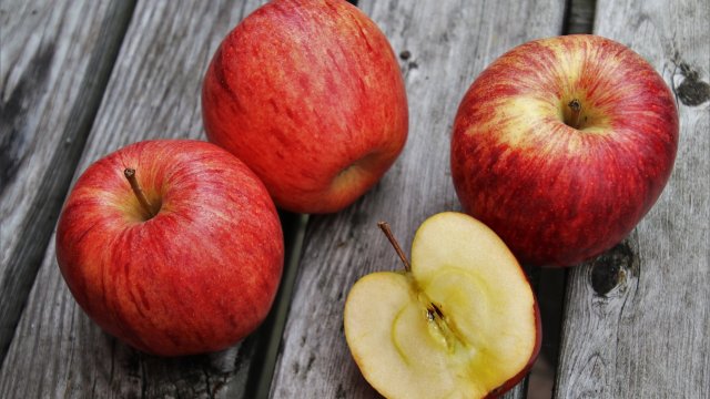 Ябълките са много полезен плод Те са сочни сладки пълни