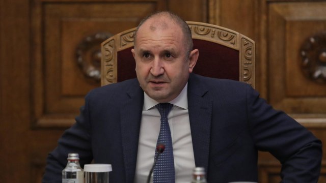 Продължават консултациите при държавния глава преди връчването на първия проучвателен