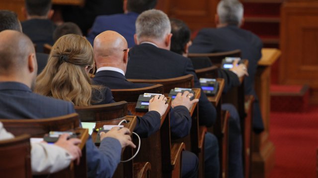 Парламентарно представените политически партии решават дали на първото заседание на новото
