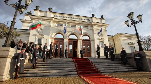 Доверието в парламента бележи историческо дъно след календарна година в