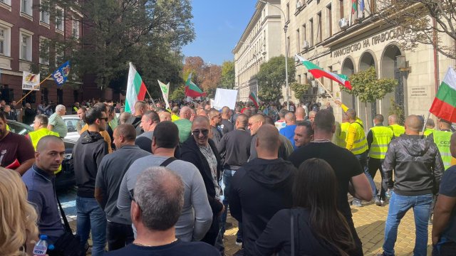 Служители на ГД Изпълнение на наказанията внасят подписка в Министерството