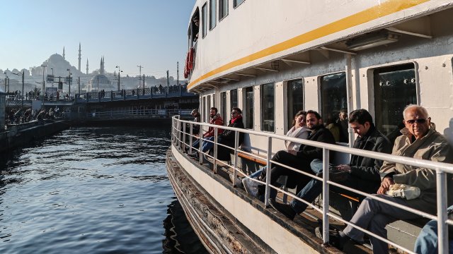 Корабоплаването в двете посоки в пролива Босфора който разделя Истанбул