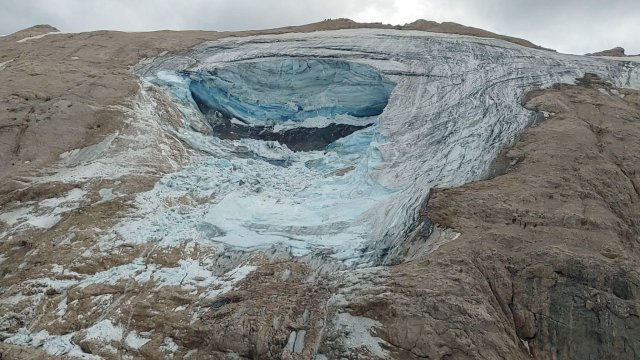 Лавина, предизвикана от срутване на ледник в северната част на