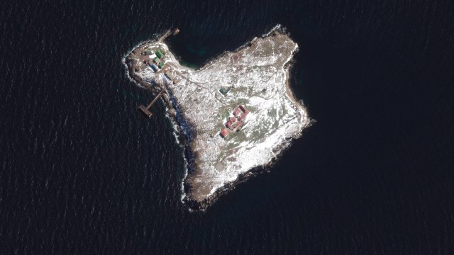 Награда за храброст за украинския войник отказал да предаде Змийския