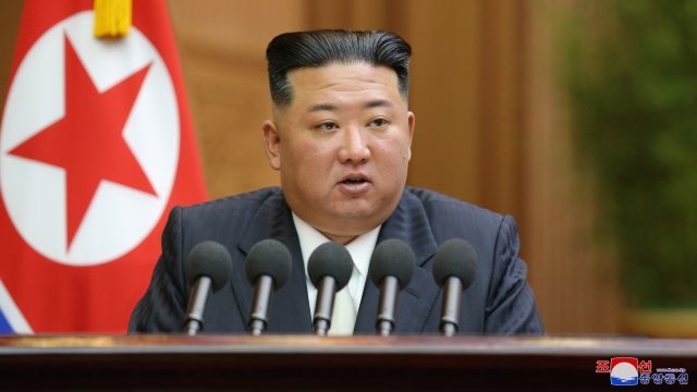 Севернокорейският лидер Ким Чен Ун разпореди разработването на нови междуконтинентални