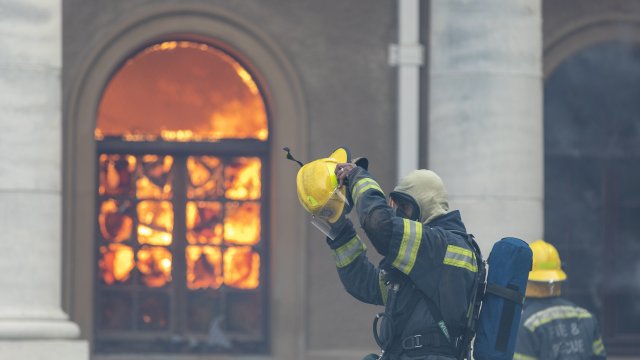 Пожар избухна в сградата на южноафриканския парламент в столицата Кейптаун