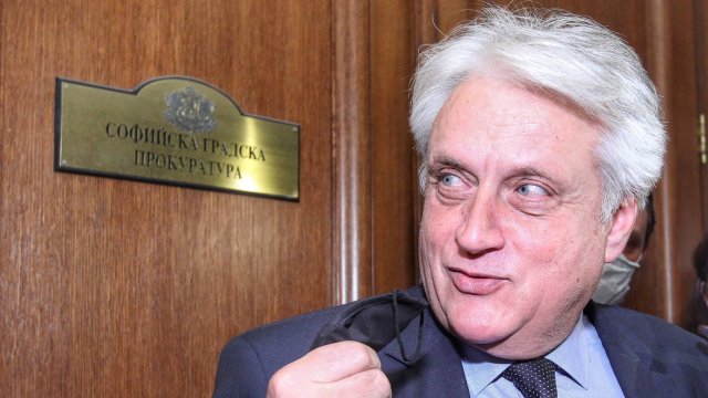 В сигнала до прокуратурата срещу вицепремиера и финансов министър Асен