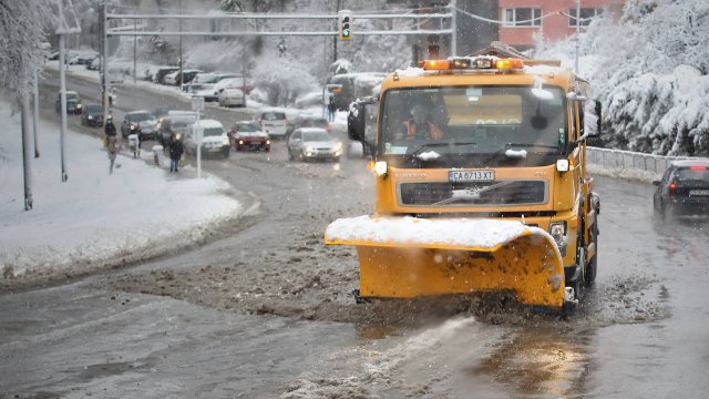 140 машини са на терен и почистват улиците от сняг
