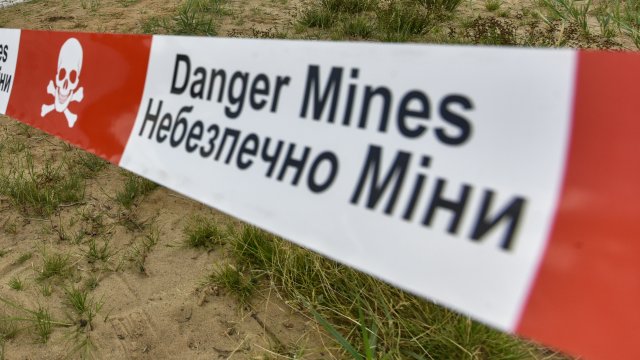 Украйна започва работа по разминирането на 12 000 квадратни километра