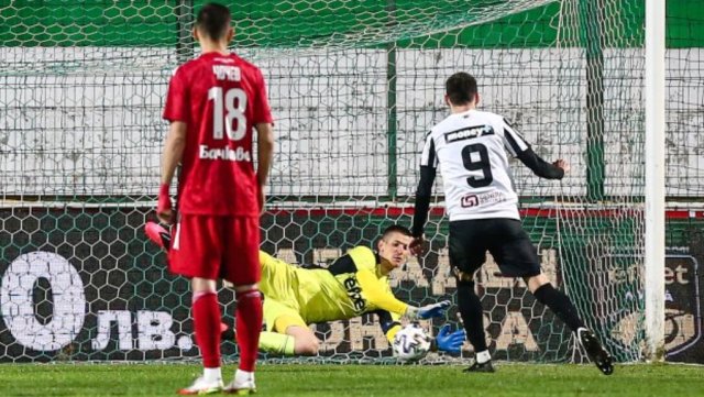 Локомотив Пловдив ще подаде жалба срещу съдийството на мача с ЦСКА