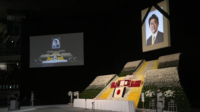 Япония се прощава днес с бившия премиер Шиндзо Абе, който
