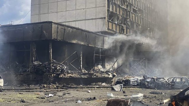 В украинския град Виница продължава разчистването на отломките след вчерашния