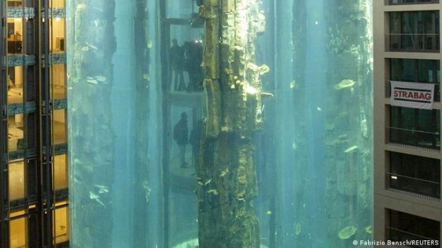 Гигантски аквариум в берлинския хотел Дом акуаре се пръсна като