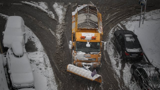 Във връзка с валежите от сняг се извършват обработки със
