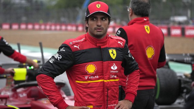 Карлос Сайнц с Ферари спечели драматичното и изпълнено със събития