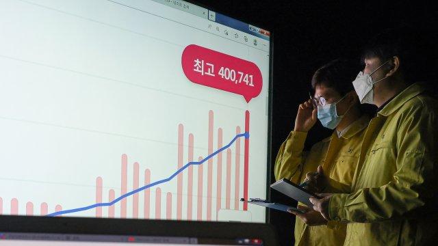 Южна Корея съобщи днес за рекордните над 400 000 нови