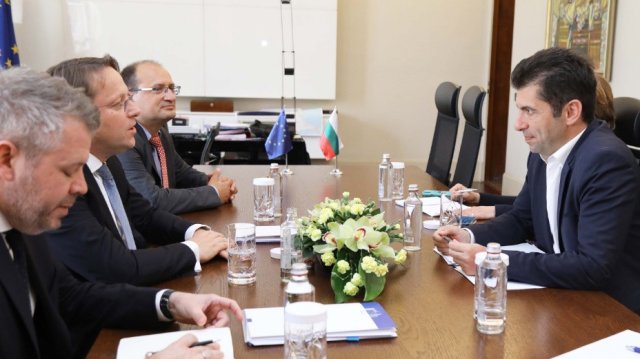 Министър председателят Кирил Петков проведе среща с европейския комисар по съседство