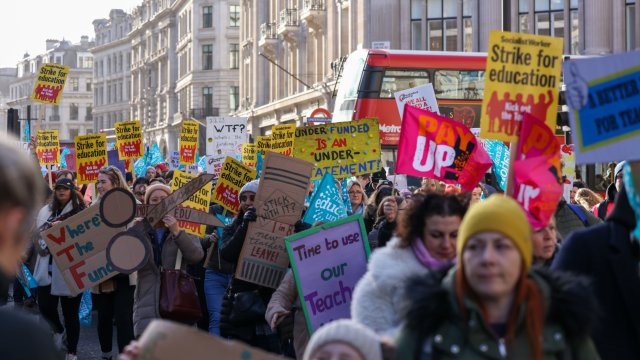 Във Великобритания днес се очакват най-масовите стачки от десетилетия насам.