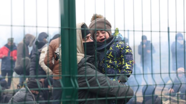Мигранти заслепяват граничарите с лазери, докато събарят оградата край Полша