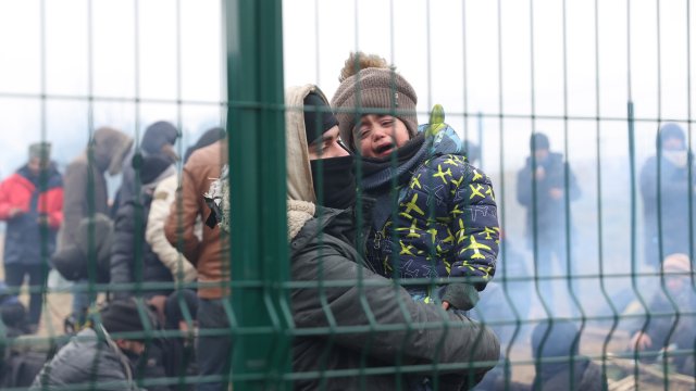 Няколко хиляди души продължават да обсаждат полската граница с надеждата