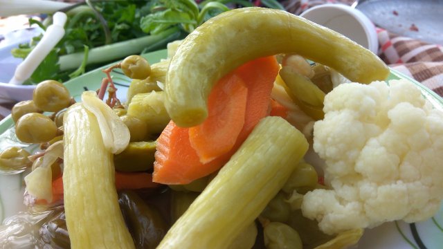 Консервираните зеленчуци увеличават риска от рак пише Daily Express цитирайки