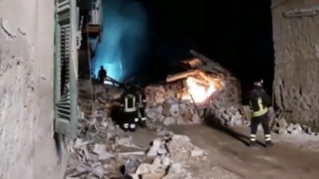 Експлозия на газ срути четириетажна сграда в град Равануза на