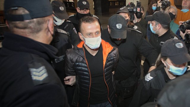 Съдът върна в ареста обвинения за източването на милиони от