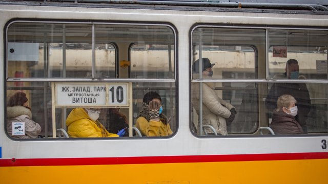 Месечните карти за една линия в градския транспорт в София
