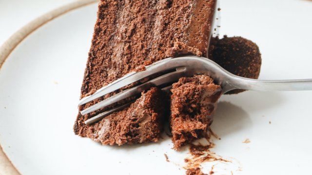 Продукти 200 г какаови бисквити 4 супени лъжици масло разтопено