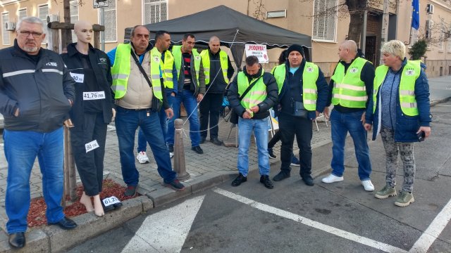 Продължава протестът пред Министерството на финансите на СФСМВР и ССЗБ