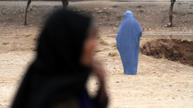 Момченцето което бе паднало в дълбок пресъхнал кладенец в Афганистан