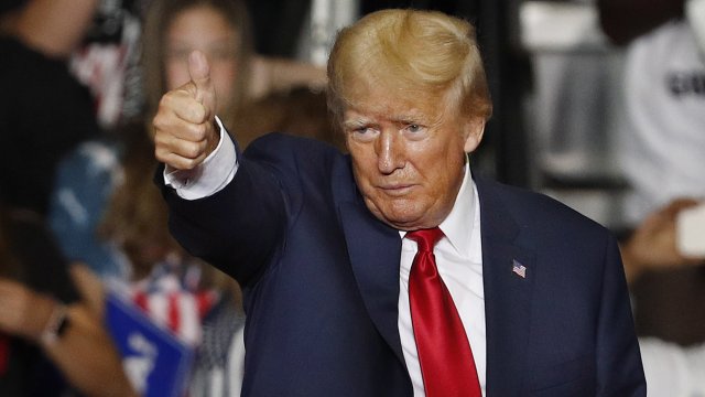 Докато правните неволи на Доналд Тръмп нарастват донорите и Републиканската