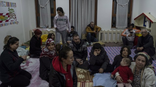 Близо 15 000 са вече потвърдените жертви на земетресенията които