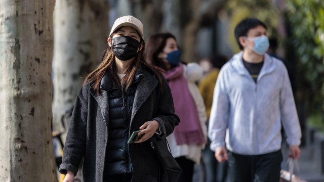 Китайският финансов център Шанхай съобщи че в неделя в града са