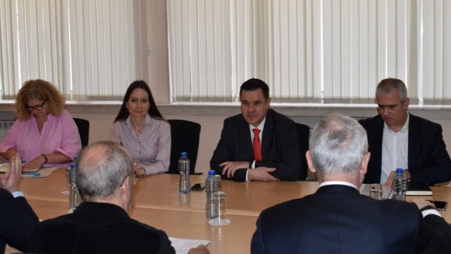 Министърът на икономиката и индустрията Никола Стоянов се срещна с представители