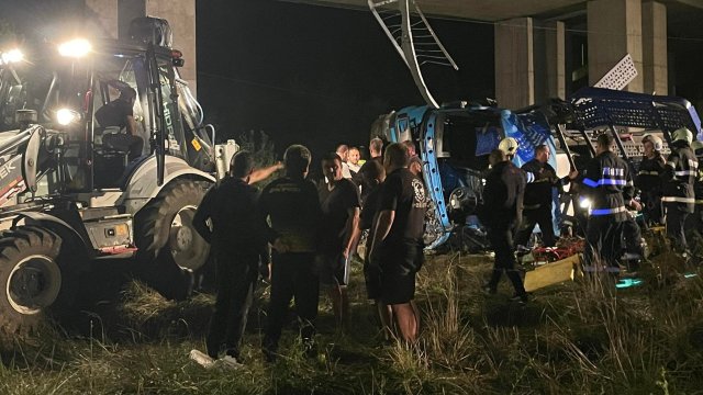 С часове продължи спасителната акция на шофьора на автовоза който