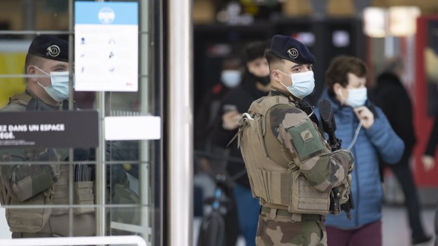 Няколко души са ранени при стрелба във френската столица Париж