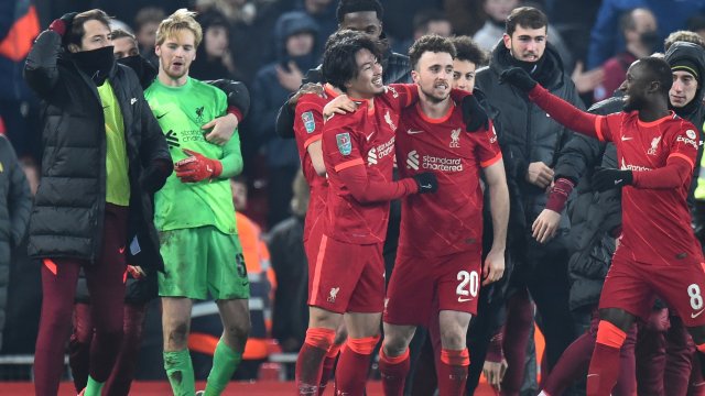 Ливърпул оцеля на Анфийлд след страхотен трилър за да стигне