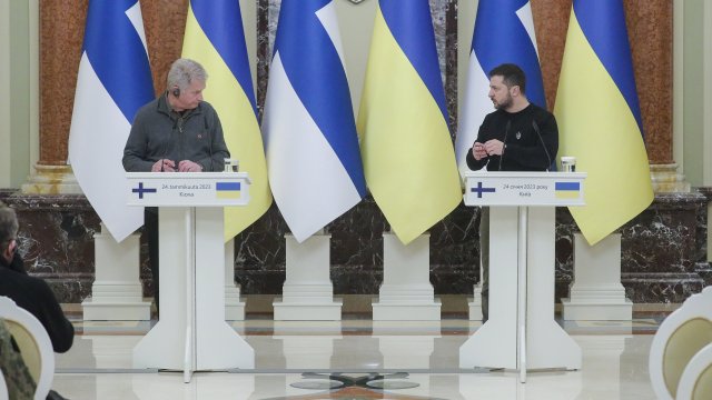 Във вторник украинският президент Володимир Зеленски приветства финландския си колега